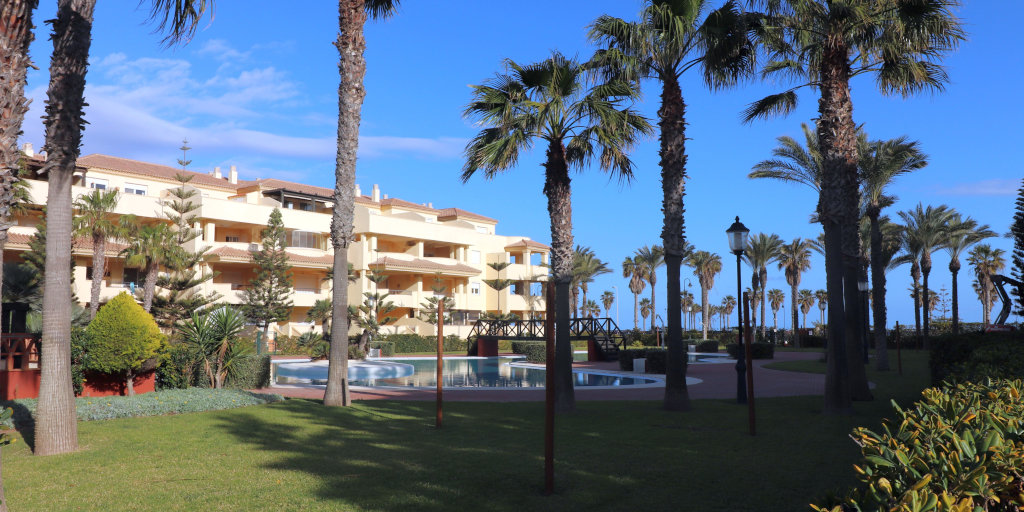 Piso amplio en el residencial más bonito y atractivo de Roquetas de Mar, situado junto al mar