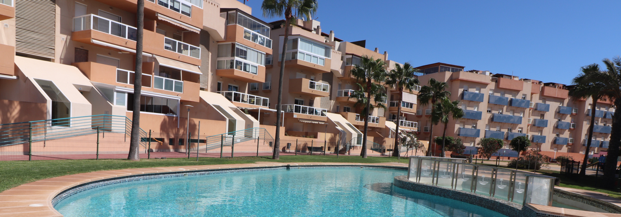 Exclusivo ático dúplex con solárium privado y vistas infinitas al mar – Almerimar