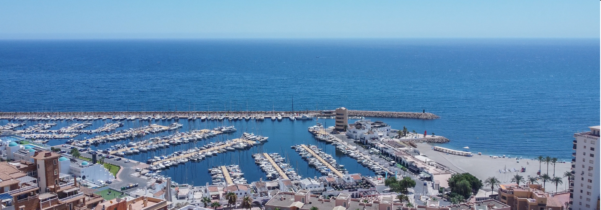 Parcela urbana amplia con vistas hermosas al mar